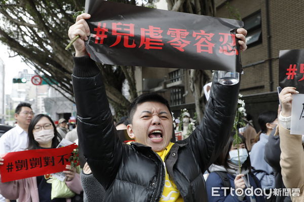 ▲▼台北地院19日提訊在押的保母姊妹劉彩萱、劉若琳，審理2人涉聯手虐死1歲男童「剴剴」的案情，場外聚集近千人抗議劉氏姊妹犯行。（圖／記者湯興漢攝）
