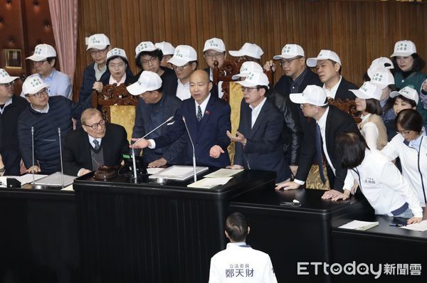 ▲▼立法院院會 民進黨繼續以游智彬在議場直播情事 杯葛院會議事進行 並佔領主席台 韓國瑜無奈宣布休息。（圖／記者屠惠剛攝）