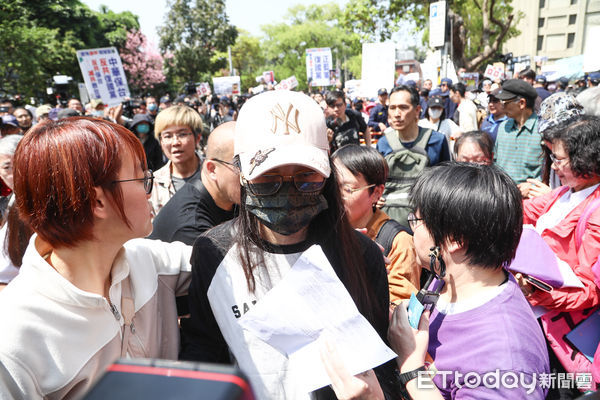 ▲陸配亞亞召開記者會後離場遭抗議。（圖／記者林敬旻攝）