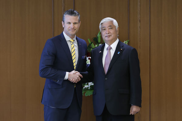 ▲▼美國國防部長赫格塞斯（Pete Hegseth）和日本防衛大臣中谷元。（圖／達志影像／美聯社）