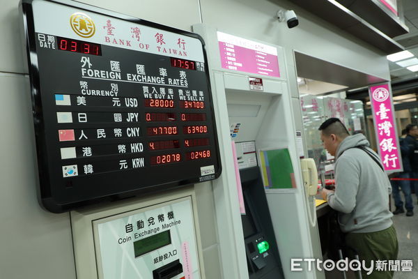 ▲▼松山機場台灣銀行兆豐銀行外幣兌換櫃台，旅客兌換外幣情形。（圖／記者湯興漢攝）