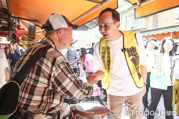 ▲國民黨主席朱立倫出席罷免吳思瑤掃街。（圖／記者林敬旻攝）