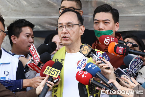 ▲國民黨主席朱立倫、連勝文、賴苡任於罷免吳思瑤掃街後受訪。（圖／記者林敬旻攝）