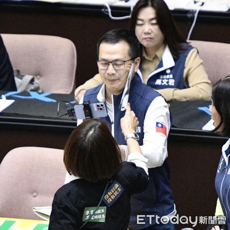 ▲▼羅智強遭邱議瑩用扇子賞巴掌   。（圖／國民黨立委羅智強提供）
