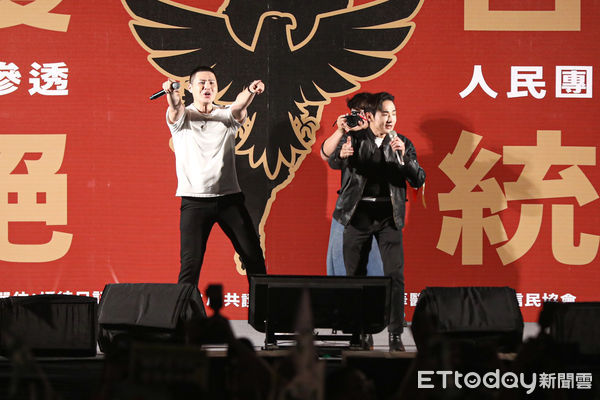 ▲419反統戰大遊行，閩南狼、八炯致詞。（圖／記者林敬旻攝）