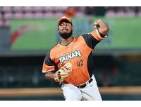 大谷翔平與菊池雄星明星賽開校友會在花巻東球衣簽名| ETtoday