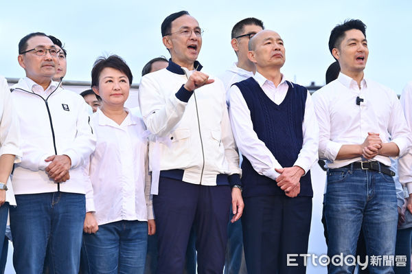 ▲▼國民黨主辦426「反綠共 戰獨裁 凱道一起站出來！」大型集會活動，左起侯友宜、盧秀燕、朱立倫、韓國瑜、蔣萬安 。（圖／記者李毓康攝）
