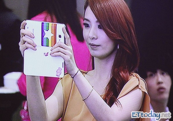 hebe在台下用代言手机记录婚礼.(图/记者洪圣壹摄)