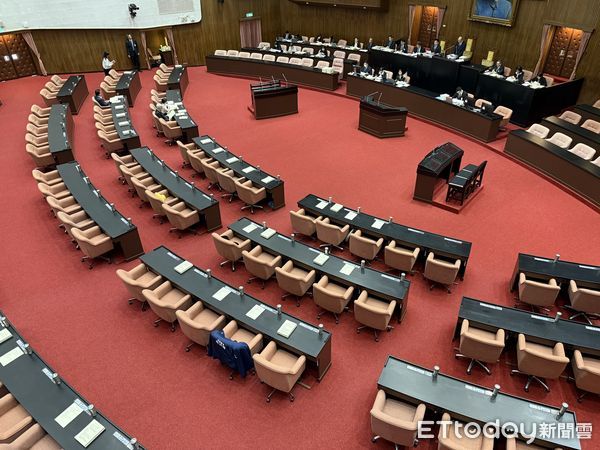 ▲▼立法院院會 韓國瑜生氣沒有立委到場後 到了三位立委 現場仍然空蕩蕩。（圖／記者屠惠剛攝）