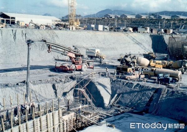 ▲核三廠興建於1978年。圖為核三廠建廠歷史畫面。（圖／台電提供）