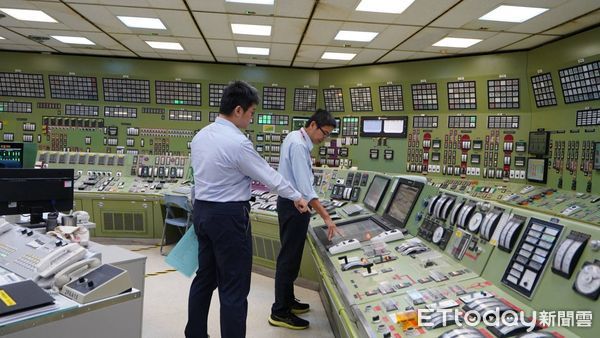 ▲核三廠2號機組於2025年5月17日正式停機，圖為核三廠2號機組在執行降載確認作業。（圖／台電提供）
