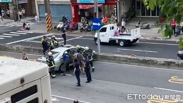 ▲三峽重大事故，75歲駕駛因不明原因駕車暴衝，造成10多人傷，其中4人命危。（圖／民眾提供，下同）