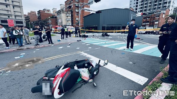 ▲三峽重大交通事故，鑑識人員採證中。（圖／記者陳以昇攝）