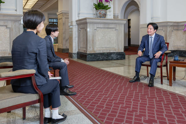 ▲▼日本國民天團「嵐」成員櫻井翔近日在台灣專訪總統賴清德。（圖／總統府提供）