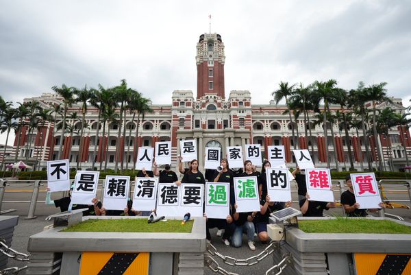 ▲▼針對賴清德「打掉雜質」，周曉芸、陳怡君、林子宇及陳語倢偕志工夥伴前往總統府並遞交請願書。（圖／林子宇提供）