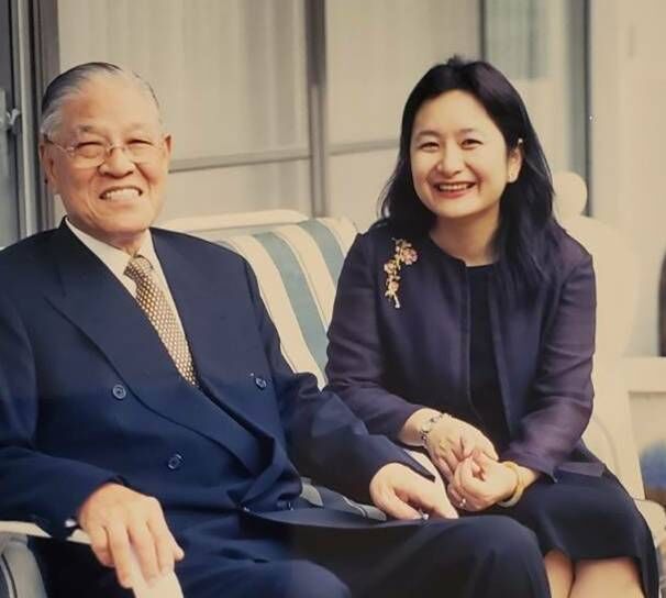▲李登輝總統卸任後，與朱素心老師（右）在2001年訪美的飛機上合影。（圖／李靜宜提供）