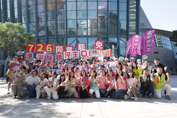 ▲▼罷團、民進黨民代一同站街口。（圖／罷團提供）