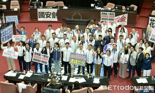 ▲普發現金三讀，國民黨團喊口號。（圖／記者屠惠剛攝）