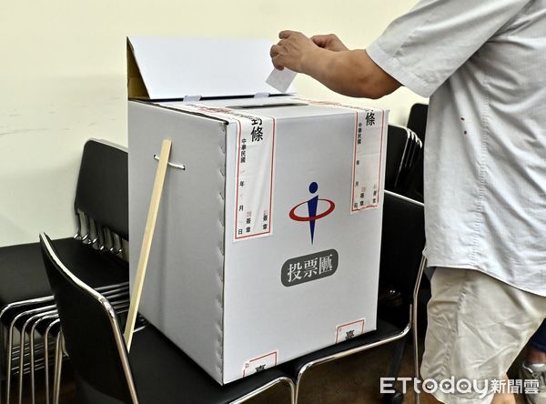 ▲▼2025立委罷免投票日,投票,選舉,民主,投票所,選票,選務,地方自治,間接民權,公投,票匭,政治。（圖／記者李毓康攝）