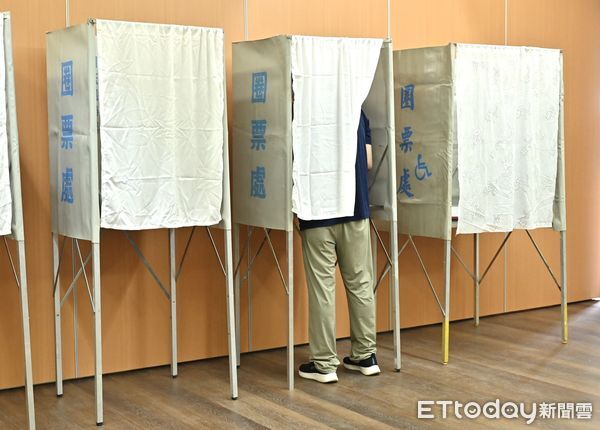 ▲▼2025立委罷免投票日,投票,選舉,民主,投票所,選票,選務,地方自治,間接民權,公投,票匭,政治。（圖／記者李毓康攝）