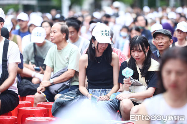 ▲反共護台志工聯盟開票之夜，支持者情緒低落。（圖／記者林敬旻攝）