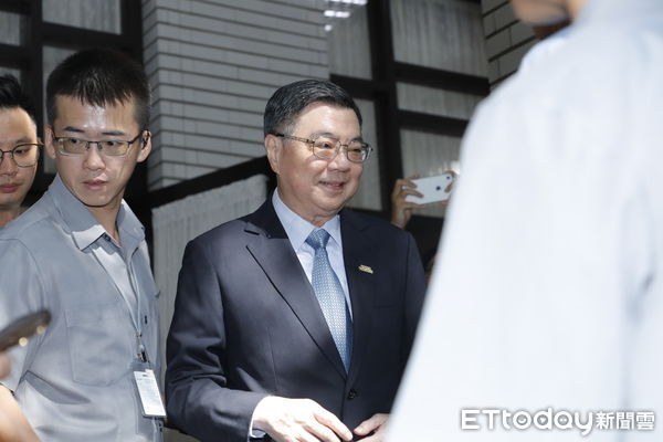 ▲▼行政院長卓榮泰前往立法院進行專案報告，會前接受媒體聯訪媒體關注的焦點還是在內閣改組進度。（圖／記者湯興漢攝）