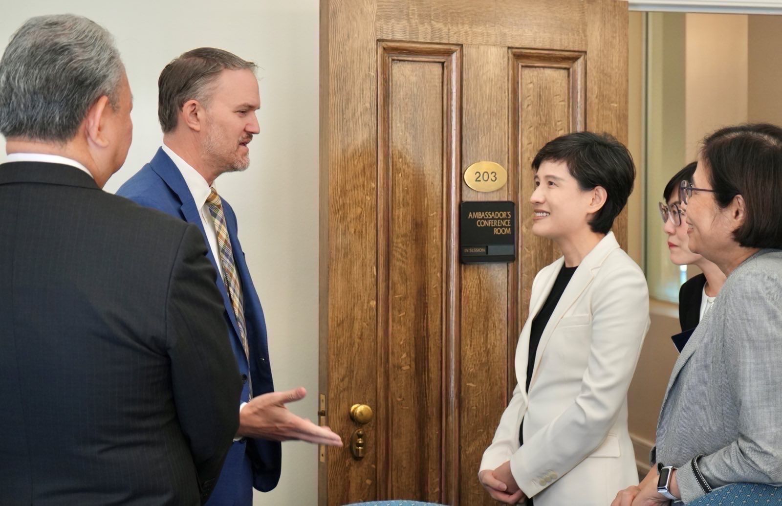 ▲▼台美經貿工作小組公布談判照片，駁斥特定媒體抹黑「都在酒店與美方視訊，並未見到美方官員」一事。（圖／行政院台美經貿工作小組）