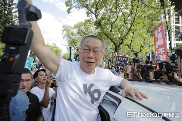 ▲▼前台北市長柯文哲在羈押近一年後今天終於交保獲釋，離開北院時沿路受到小草夾道歡迎。（圖／記者湯興漢攝）