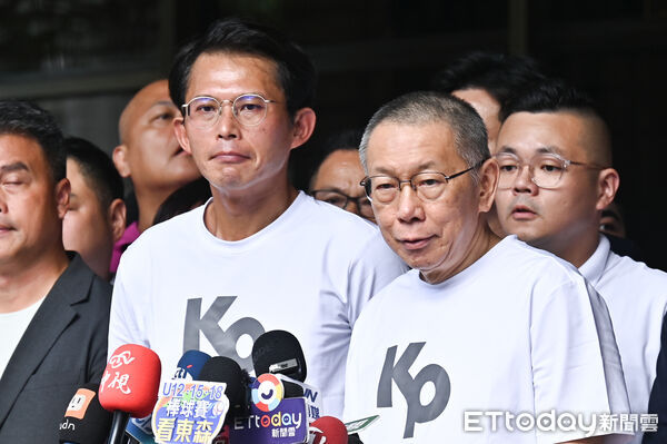 ▲▼台北地院審理京華城案，9月5日裁定柯文哲以新台幣7000萬元交保，柯文哲在黃國昌陪伴下接受媒體訪問。（圖／記者李毓康攝）