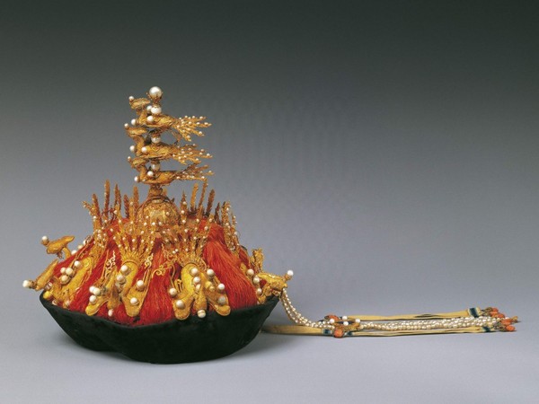 从台北故宫的藏品「皇贵妃夏朝冠」与沈阳故宫所收藏的婉容皇后大婚时