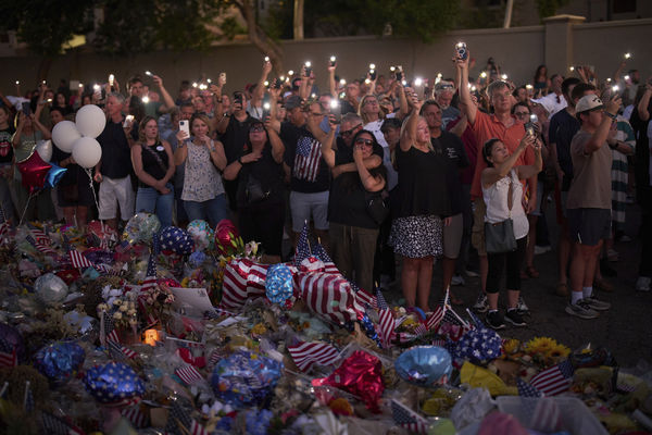 ▲▼美國保守派評論員柯克（Charlie Kirk）的葬禮，預計當地時間21日在亞利桑那州格蘭代爾（Glendale）舉行，大批民眾前往現場悼念。（圖／達志影像／美聯社）