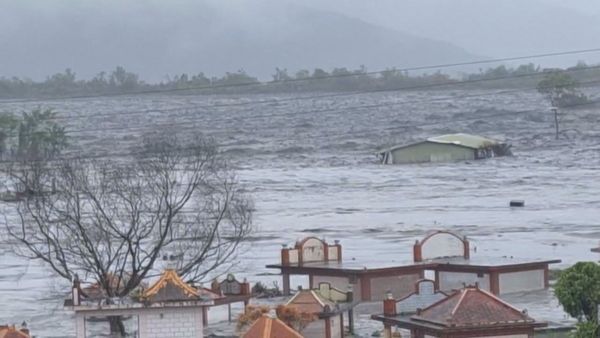▲▼花蓮馬太鞍溪堰塞湖於今日下午發生壩頂溢流，滾滾泥流湧進下游市區。（圖／民眾提供）