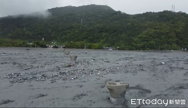 ▲▼花蓮馬太鞍溪橋今(24)日空拍畫面             。（圖／攝影中心記者攝）