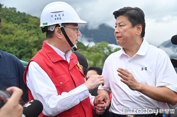 ▲ 強颱「樺加沙」雖逐漸遠離台灣，但外圍環流持續影響全台，花蓮縣馬太鞍溪上游堰塞湖溢流，洪峰沖毀馬太鞍溪橋，大水漫入光復鄉市區，行政院長卓榮泰與傅崐萁到馬太鞍溪斷橋邊視察 。（圖／記者李毓康攝）