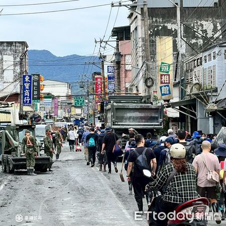 ▲▼台鐵也在臉書分享多張志工抵達光復站前線照片，形容他們是「鏟子超人」、「煮飯超人」、「救援超人」             。（圖／國營台鐵公司粉絲團）