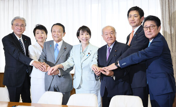 ▲▼自民黨公布新一波黨高層名單，由左至右分選對委員長古屋圭司、總務會長有村治子、副總裁麻生太郎、總裁高市早苗、幹事長鈴木俊一、政調會長小林鷹之，以及參院議員會長松山政司。（圖／達志影像／美聯社）