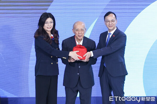 ▲國民黨全代會，新任黨主席鄭麗文交接。（圖／記者林敬旻攝）