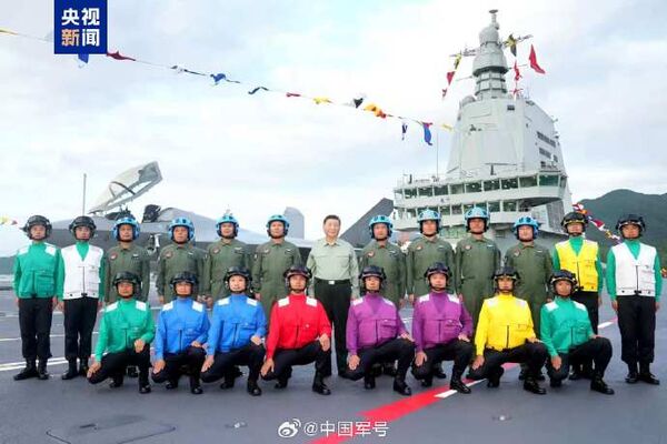 ▲▼陸第三艘航母「福建艦」正式入列　習近平親自按下「彈射」按鈕。（圖／翻攝新華社）