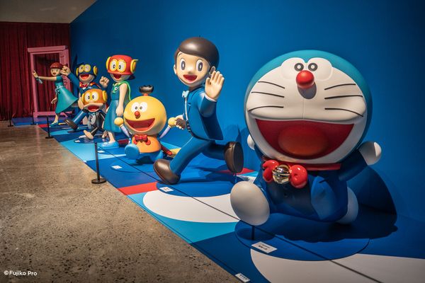 ▲▼《100%哆啦A夢&FRIENDS》特展巡迴至高雄，有手捧珍奶造型，還有（圖／聯合數位文創提供）
