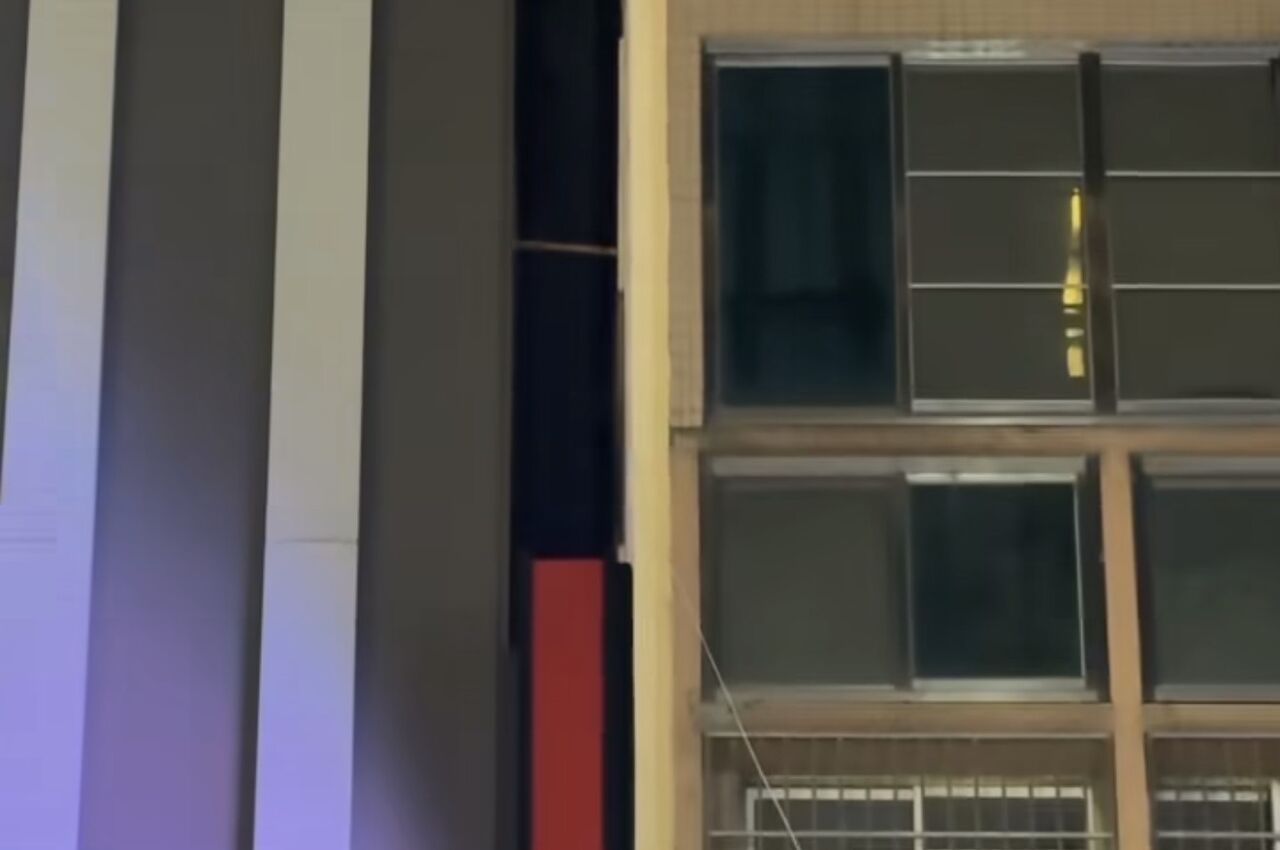 「竹竿狂敲影城外牆」短片掀熱議　網：鑿牆偷看IMAX？