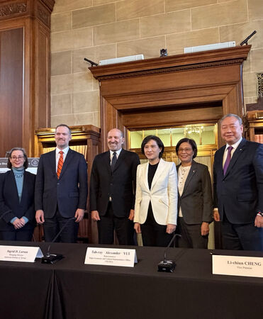 ▲▼臺美雙方簽署MOU後合影，由左至右依序為：AIT執行理事藍鶯、美國貿易代表署葛里爾大使、美國商務部盧特尼克部長、鄭麗君副院長、楊珍妮政委、駐美代表處俞大㵢大使。（圖／行政院提供）