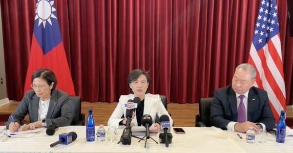 ▲▼ 台美關稅貿易談判新聞說明會，鄭麗君副院長、楊珍妮政委、俞大㵢大使出席。（圖／翻攝直播）