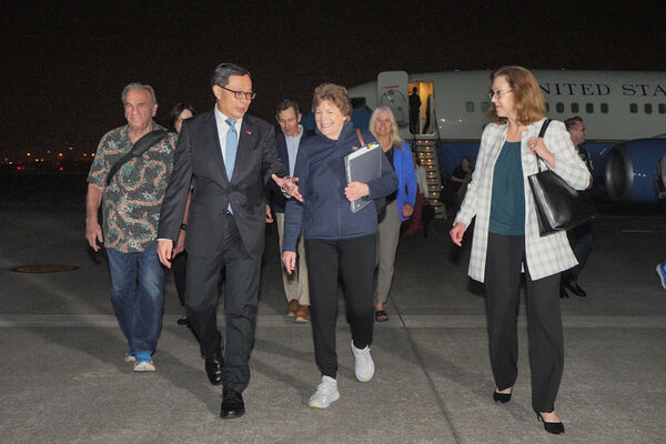 ▲美國聯邦參院外交委員會民主黨首席議員夏欣（Jeanne Shaheen）及共和黨參議員匡希恆（John Curtis）率跨黨派訪問團於3月30日凌晨抵達松山機場，由外交部政務次長陳明祺代表我國政府前往接機。（圖／外交部提供）