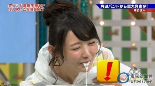 她日前上日本综艺节目,嘴含大口牛奶的她却被来宾逗笑,最后忍不住吐奶
