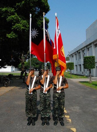 國軍海軍旗同國旗 上軍艦要先敬禮