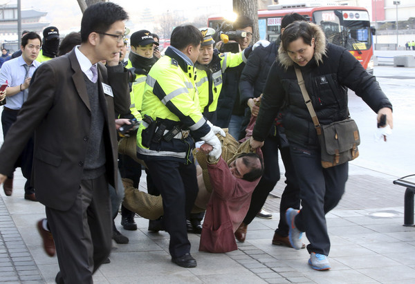 袭击美驻南韩大使的是惯犯! 曾自焚 拿石头k日本代表