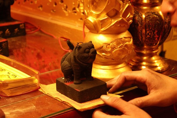 儿子把风偷「金虎爷」神像 贼连夜恶梦被追咬痛哭自