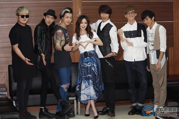 汪小敏和同门trash乐团,强辩乐团在后台开心拍照.(图/种子提供)