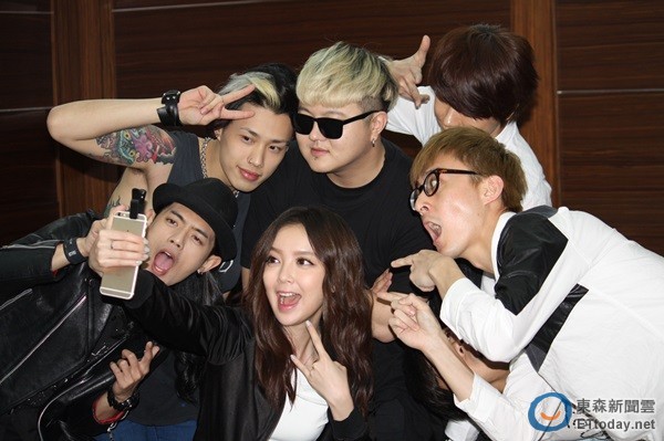 汪小敏和同门trash乐团,强辩乐团在后台开心自拍.(图/种子提供)