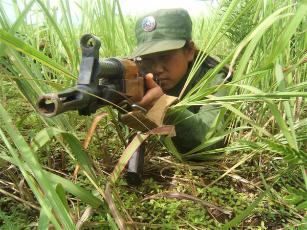涂伪装迷彩,拿突击步枪 缅甸果敢女兵照曝光!